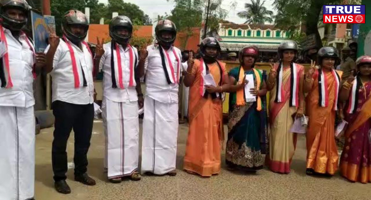 தலைகவசம் அணிந்து பதவி ஏற்க வந்த அதிமுக, பாஜக மக்கள் பிரதிநிதிகள்!