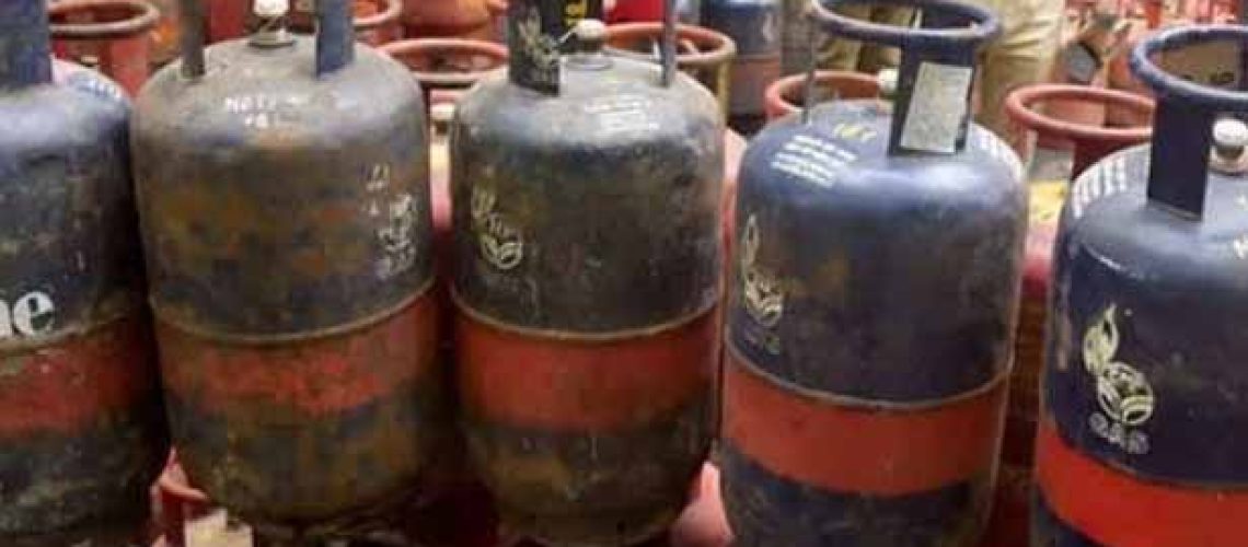 202206010848170746_Tamil_News_Cylinder-price-down-in-chennai_SECVPF